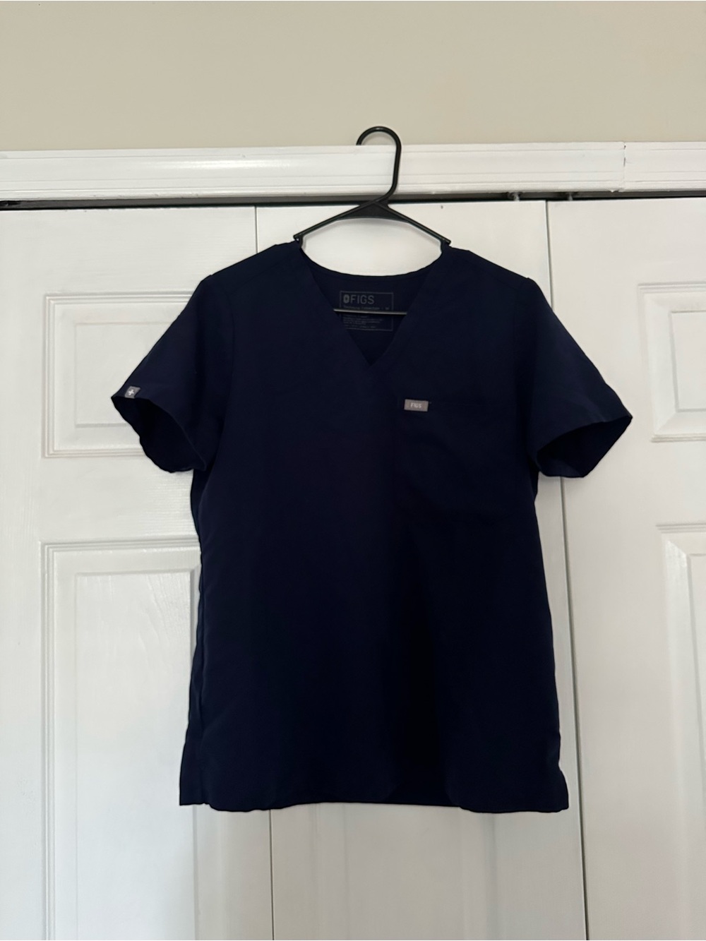 Figs Men's Navy V-Neck Scrub Top — Deep Blue